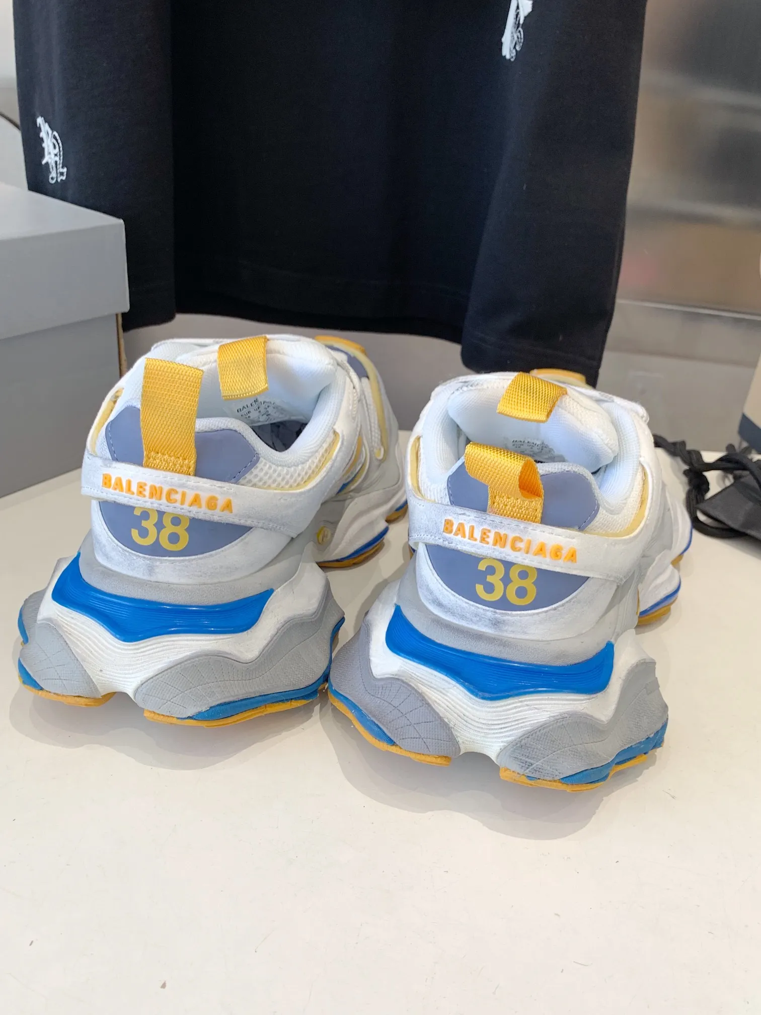 👟👟Ex-factory price 820👟👟 Paris 5XL correct version Balenciaga CARGO 23ss catwalk style 🔺 ℹ️The distressing process is done by hand. The degree of distress, scratch size and range of each shoe has a certain difference, which is normal. The upper is filled with high-density imported sponge, and the tongue is embroidered with Balenciaga words, as well as small engraving details. This plaque is developed by a separate mold, and there is 3M reflective material on the side. The three-dimensional logo and size mark on the heel, accessories dust bag and included shoelaces are upgraded and thickened shoe boxes. They are all made of original files and original lasts. CNC developed 1:1 proportion weight. Original EVA environmentally friendly deodorizing ring type insole. Newly developed 7-layer private mold. Combined anti-slip outsole. Information ℹ️ A large version design that has become more popular in recent years. This cargo is fatter than 3xl. It has a very good wrapping feel and is also very retro and fashionable. The sole is definitely very wear-resistant. Size: 35 -46